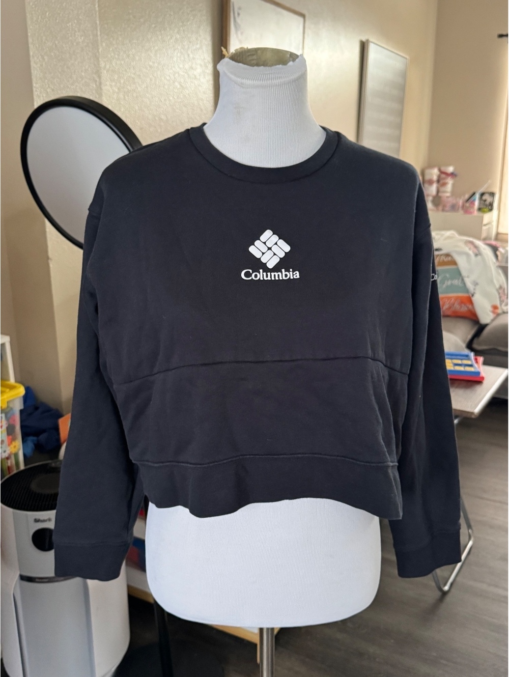 Columbia black cropped crewneck sweatshirt logo pullover